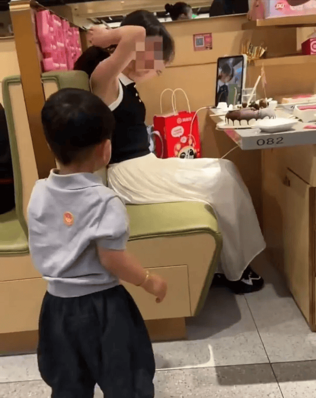 怂恿孩子要蛋糕事件，宝妈夸儿子很能干，网友：别让无知害了孩子