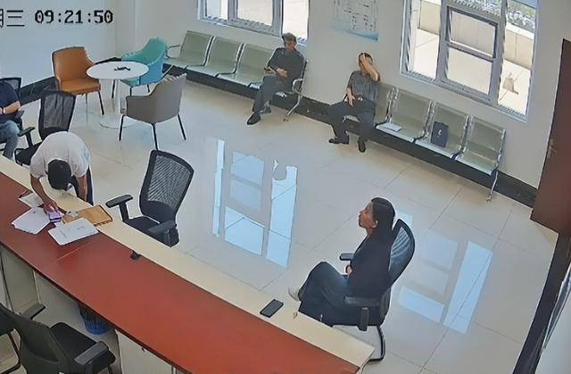 辱骂法官事件反转：杨宝花占据他人房产在先，辱骂法官10分钟没停