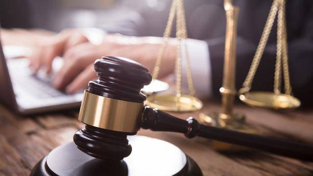 辱骂法官事件反转：杨宝花占据他人房产在先，辱骂法官10分钟没停