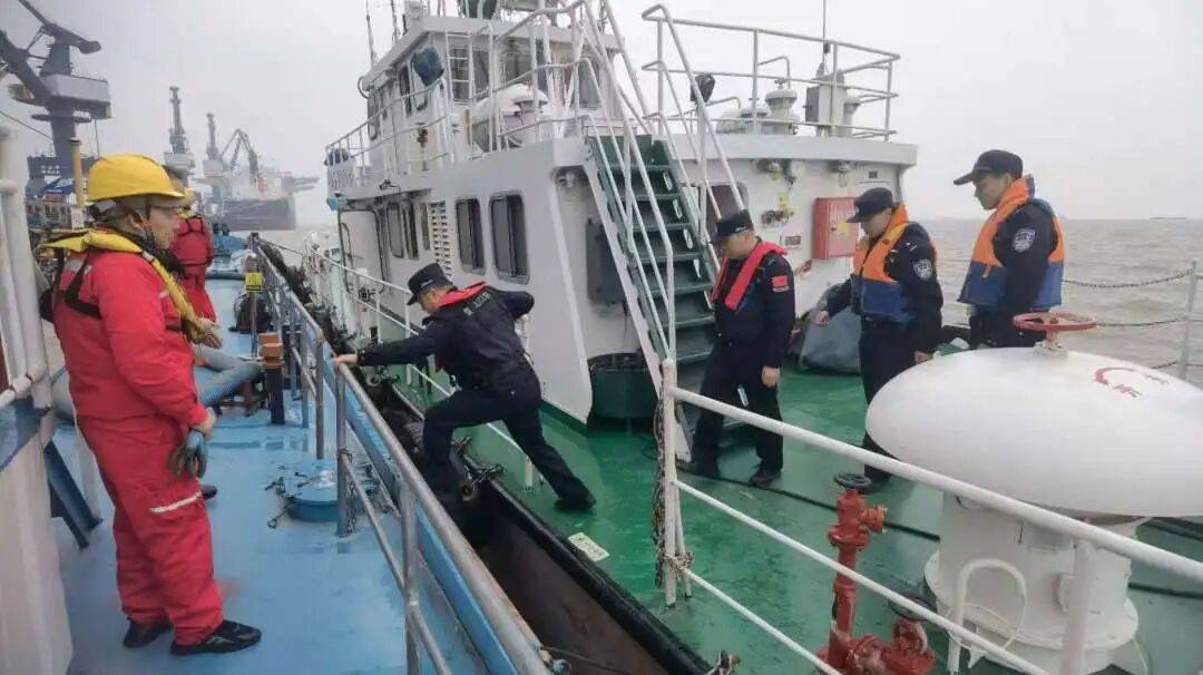 常熟海事局联合多部门开展年终岁末长江水域联合巡航执法行动