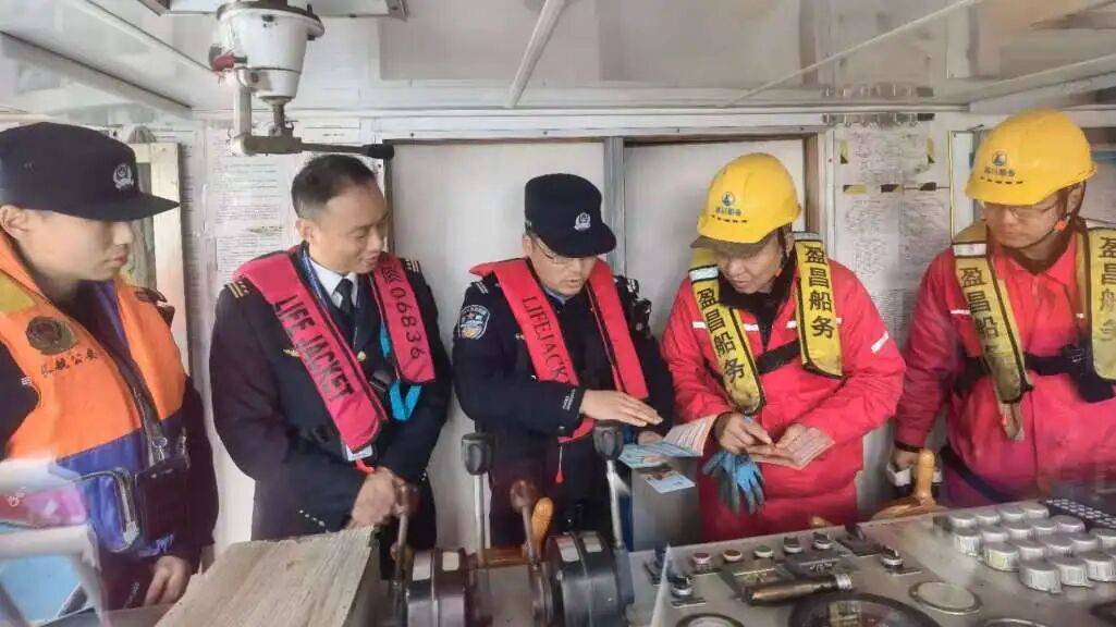 常熟海事局联合多部门开展年终岁末长江水域联合巡航执法行动